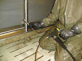 Reinigung der Fütterungsrohre mit einer Spülratte