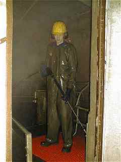 ein stallreiniger im nebeligen Stall